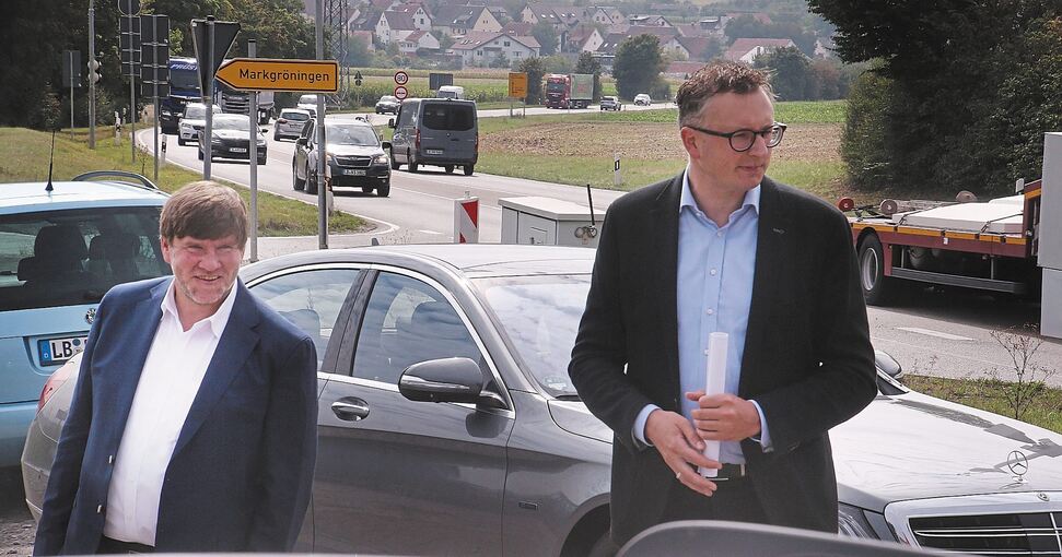 Die Grünen Markus Rösler (links) und Landtagsfraktionschef Andreas Schwarz beim Termin an der B 10. Foto: Alfred Drossel