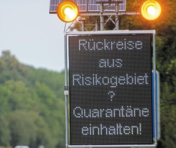 Langenau: Auf der Autobahn A 7 werden Reisende aus Risikogebieten mit einer Leuchttafel „Rückreise aus Risikogebiet? Quarantäne einhalten!“ auf die notwendige Quarantäne hingewiesen. Foto: Stefan Puchner/dpa