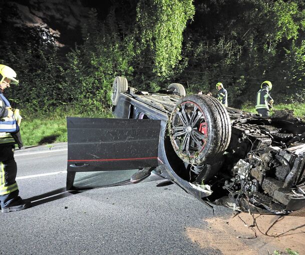 Glück im Unglück hatte ein 23-jähriger Autofahrer, der am Mittwoch gegen 23.15 Uhr auf der Landesstraße 1124 zwischen Marbach und dem Kreisverkehr an der Schweißbrücke einen Unfall verursachte. Laut Polizei hatte der Mann zwei Autos überholt und kam