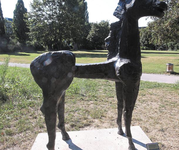 Leonhard Oesterle hat die Skulptur „Junges Pferd“ geschaffen und der amerikanische Bildhauer Douglas van Howd das Wildpferd am Enzsteg.Fotos: Alfred Drossel