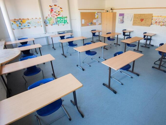 Stühle und Tische stehen mit Mindestabstand im Klassenzimmer