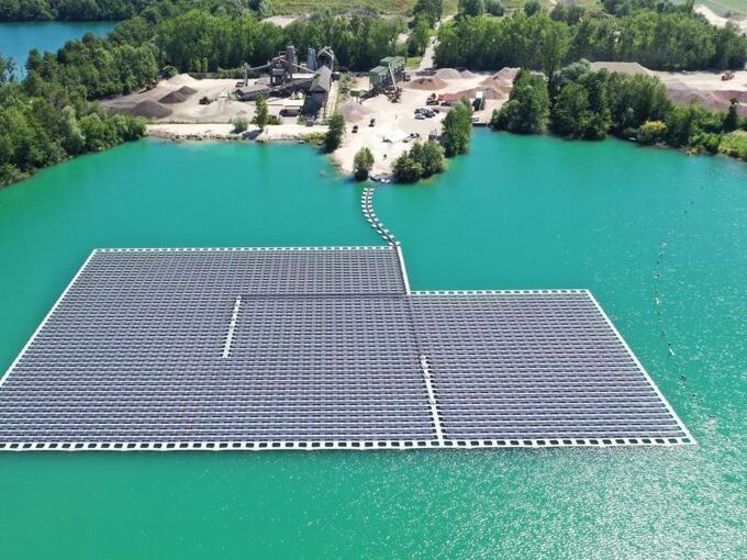 Eine Photovoltaik-Anlage schwimmt auf dem Baggersee Maiwald
