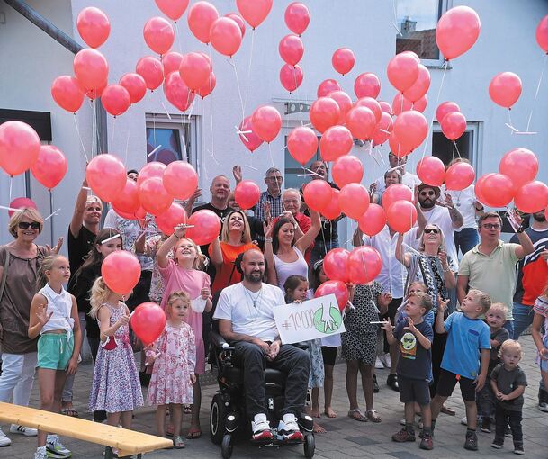 Marco Schulz (Mitte) lässt mit Familie und Freunden einhundert Luftballons steigen, um auf die Nervenkrankheit ALS aufmerksam zu machen. Foto: Alfred Drossel