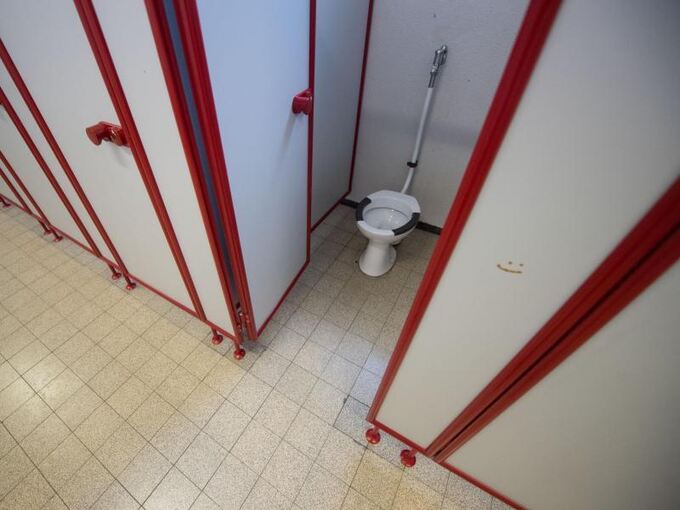Ein Smiley ist an einer Toilette einer Realschule zu sehen