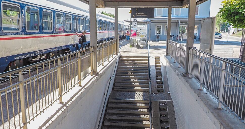 Das zweite Gleis am Kirchheimer Bahnhof ist über die Treppe zu erreichen. Ein barrierefreier Zugang ist nur über einen mehrere Hundert Meter langen Umweg möglich. Foto: Holm Wolschendorf