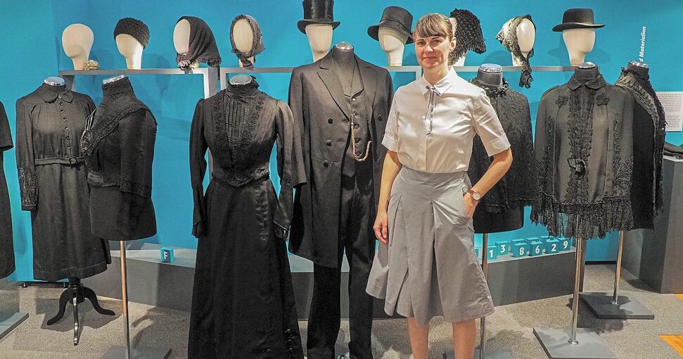 Museumsleiterin Nina Hofmann trägt Grau, die Trauergesellschaft dagegen trug Schwarz. An Emilie Straub erinnert ein Brautkranz aus Haar.