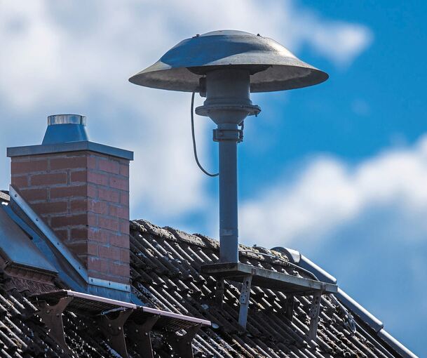 Nur noch selten zu sehen: Sirenen auf den Dächern öffentlicher Gebäude. Foto: Jens Büttner/dpa