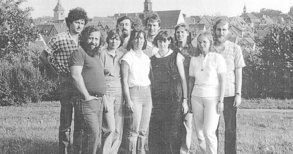 Die Songgruppe „Die Marbacher“ im Jahr 1984 vor der Kulisse von Marbach. Ganz rechts: Bernhard Löffler.Foto: Privat