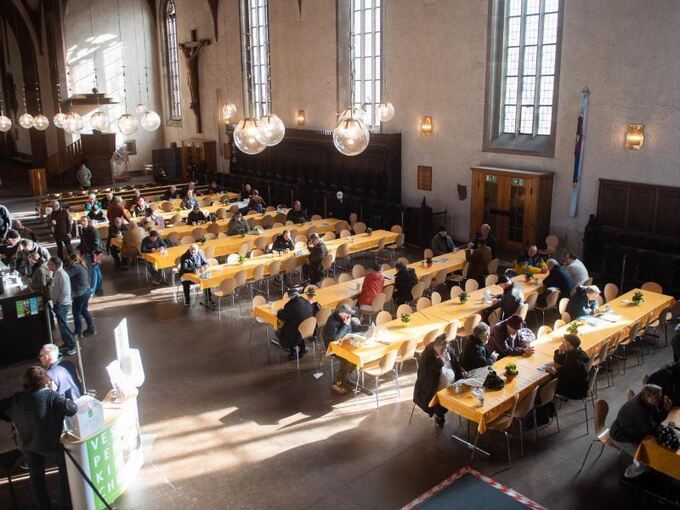 Menschen erhalten eine Mahlzeit in der Leonhardskirche