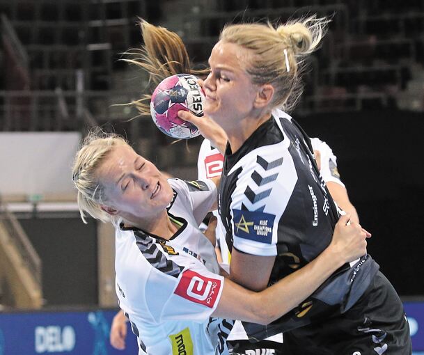 Mit Haken und Ösen: Marit Rosberg (Esbjerg, links) im Duell mit Stine Jorgensen (Bietigheim). Foto: Baumann
