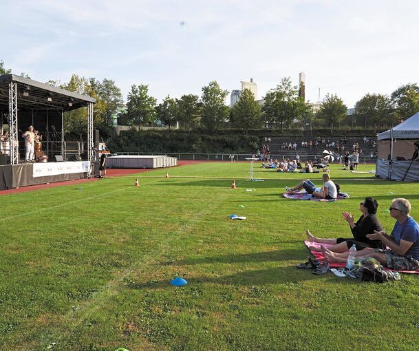 Mit ausreichend Sicherheitsabstand genießen die Zuschauer das Benefizkonzert im Stadion im Regental. Foto: Andreas Becker