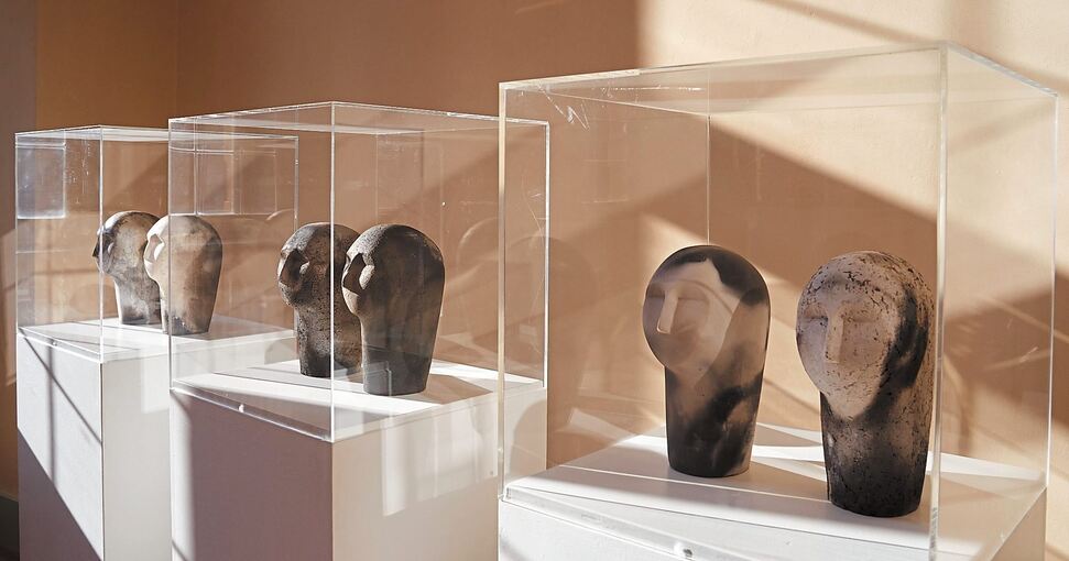 Die Kunstwerke der Ausstellung sollen an die Vergänglichkeit des irdischen Seins erinnern. Fotos: Andreas Becker