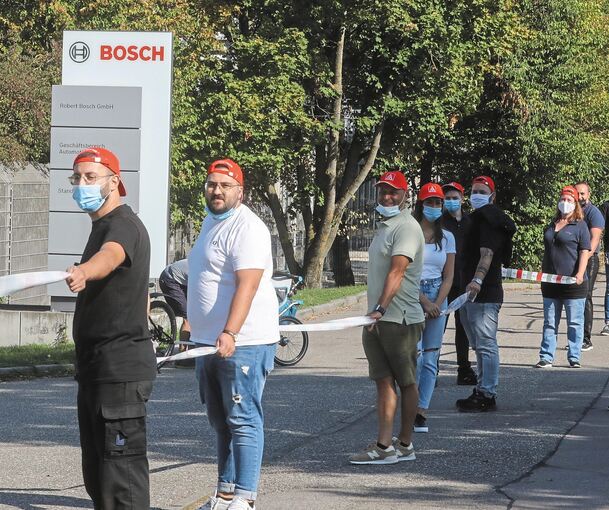 Hinten rechts geht es noch lange weiter: Menschenkette um das Bietigheimer Werk von Bosch AS. Foto: Ramona Theiss