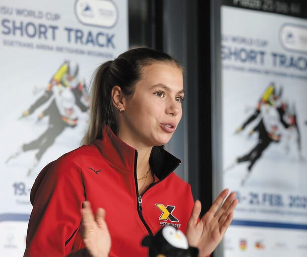 Wirbt für den ersten Wintersport-Weltcup in Württemberg: Shorttrackerin Anna Seidel gestern in der Ege Trans-Arena. Foto: Baumann