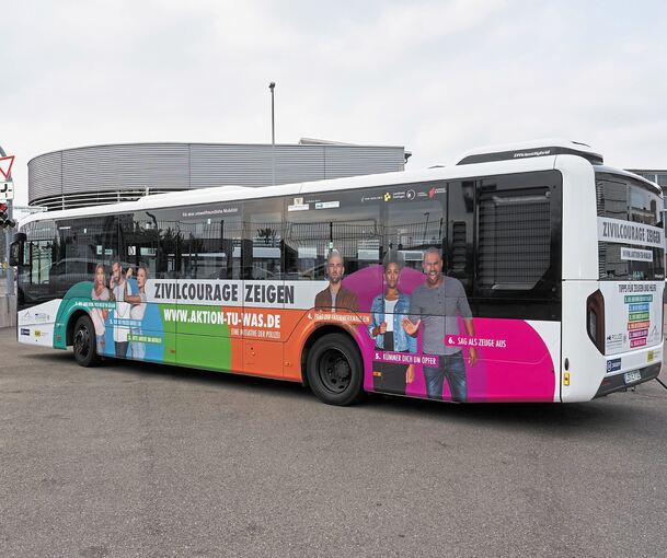 Die neuen Busse der LVL rufen zur Zivilcourage auf. Foto: Andreas Becker