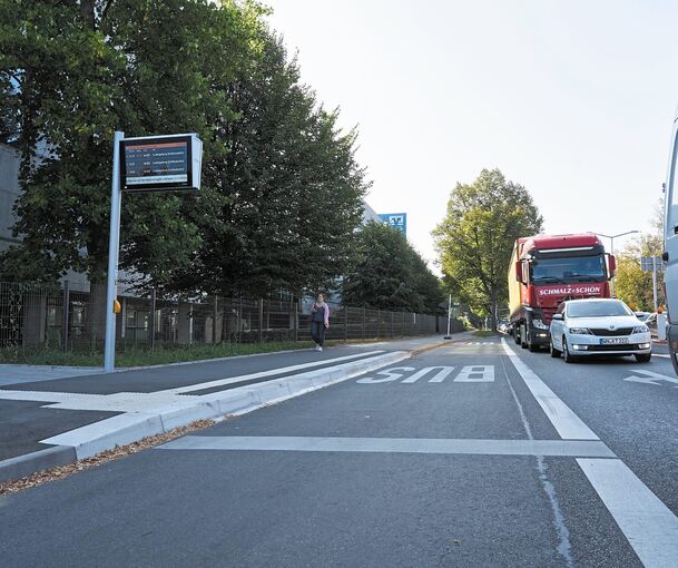 Die Bushaltestelle für die Linie 422 in der Ruhrstraße wurde an die Schwieberdinger Straße verlegt und die Rechtsabbiegerspur dafür entfernt. Die Busfahrer melden sich per Funk an der Ampel an und fahren bei Grün als erste los.
