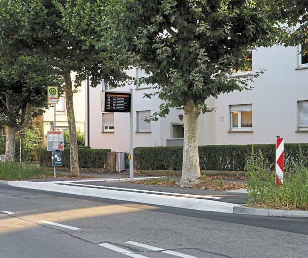 In der Südstadt wurde die Bushaltestelle der Linie 427 von der Erich-Schmid- an die Hohenzollernstraße verlegt. Das Wartehäuschen allerdings steht noch um die Ecke an der alten Stelle und soll laut Stadt bald umziehen.