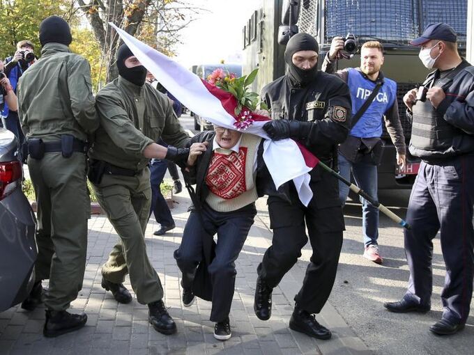 Mehr Als 300 Festnahmen Bei Frauen Protest Gegen Lukaschenko Uberregionales Ludwigsburger Kreiszeitung