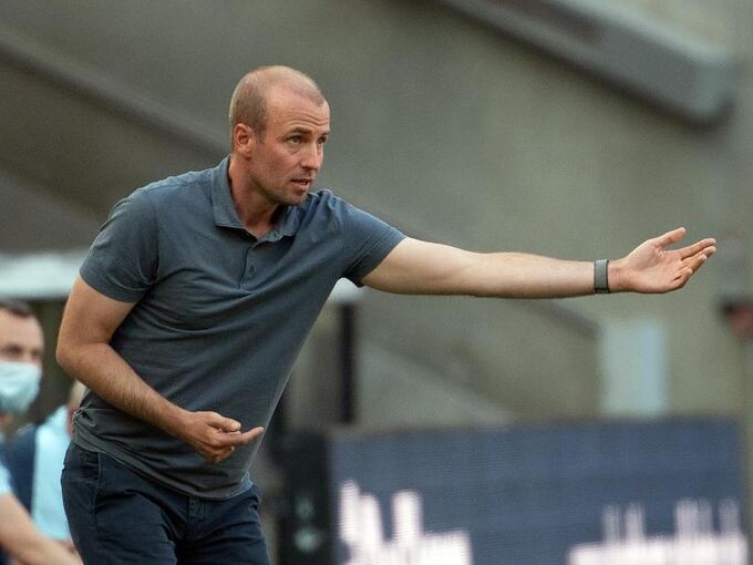 Hoffenheims Trainer Sebastian Hoeneß an der Seitenlinie