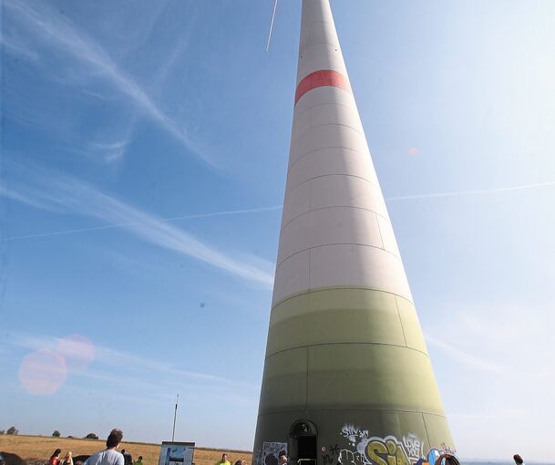179 Meter hoch und Strom für rund 1400 Haushalte: Das Ingersheimer Windrad ist am Sonntag Teil der Energiewende- und Nachhaltigkeitstage des Landes gewesen. Foto: Alfred Drossel