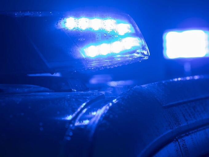 Blaulichter leuchten auf dem Dach einer Polizeistreife