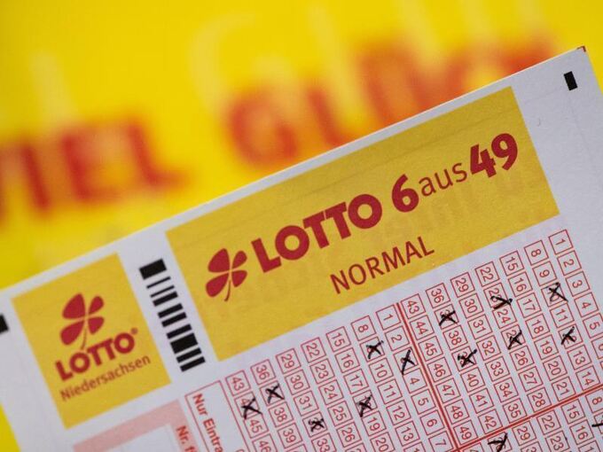 Ein Lottoschein ist vor dem Schriftzug «Viel Glück» zu sehen