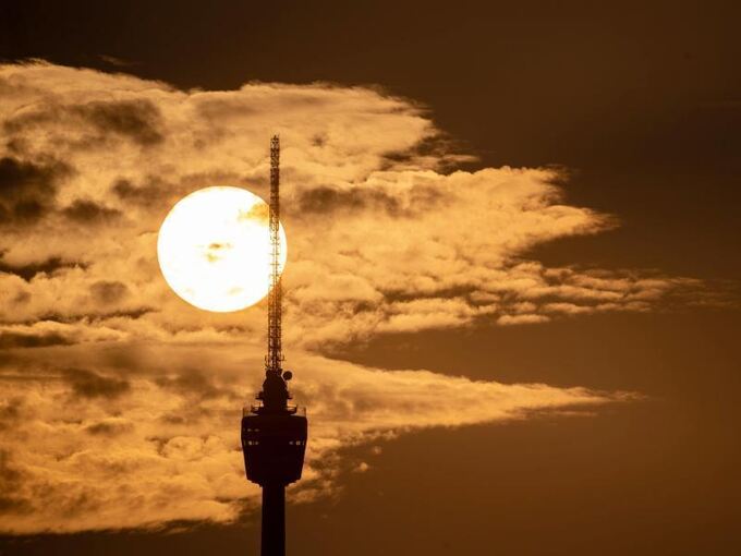 Die Sonne geht hinter dem Stuttgarter Fernsehturm auf