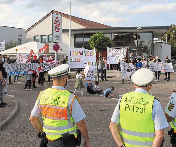 „Hemmingen bleibt bunt“ war die Losung der Demonstranten. Foto: Theiss