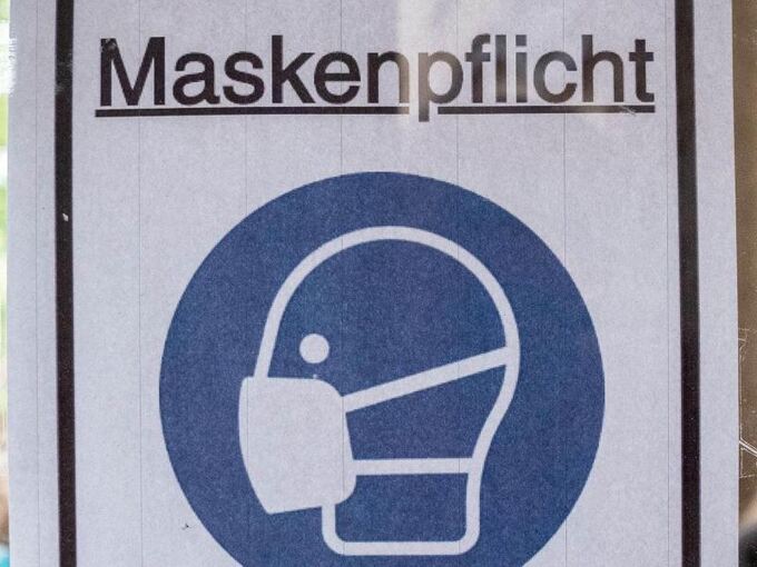 Ein Plakat mit der Aufschrift «Maskenpflicht»