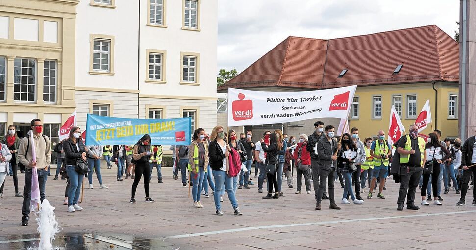 Kundgebung auf dem Ludwigsburger Rathaushof zur Tarifrunde im öffentlichen Dienst. Foto: Andreas Becker
