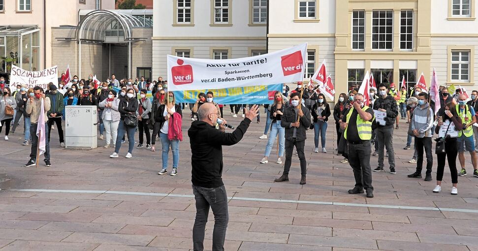 Wie zum Auftakt Ende September ruft die Gewerkschaft Verdi auch jetzt wieder zu Demo und einer Kundgebung auf dem Ludwigsburger Rathaushof auf. Archivfoto: Andreas Becker