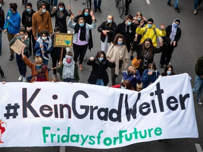 Teilnehmer einer «Fridays for Future»-Demo gehen durch Stuttgart