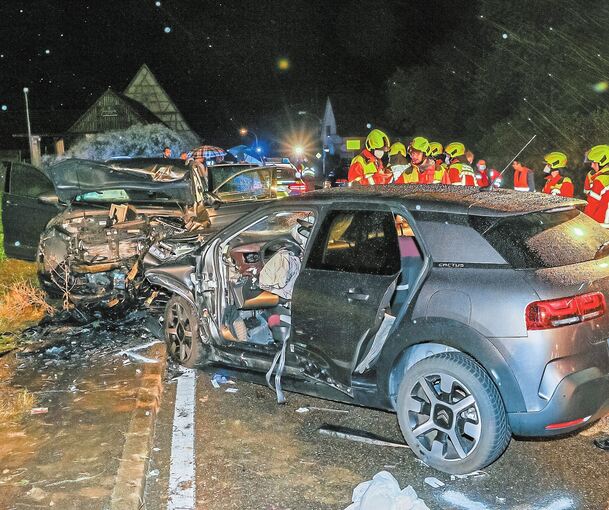 Die Folgen des Zusammenstoßes beim Sauserhof sind heftig: Alle Unfallbeteiligten kommen in Krankenhäuser, ein Fahrer stirbt dort später. Foto: KS-Images.de