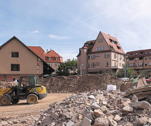 Das rund 6000 Quadratmeter große Gelände in der Vaihinger Stadtmitte: Links die Stallscheune, deren Zukunft weiter ungewiss ist. Foto: Alfred Drossel