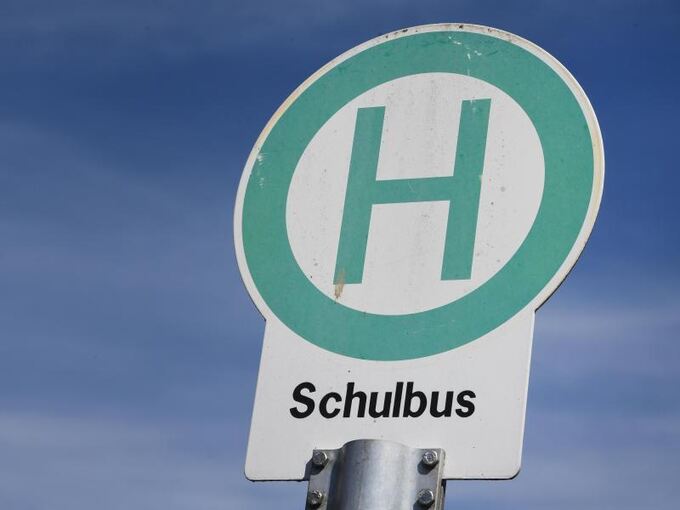Ein Schild weist auf eine Schulbushaltestelle hin