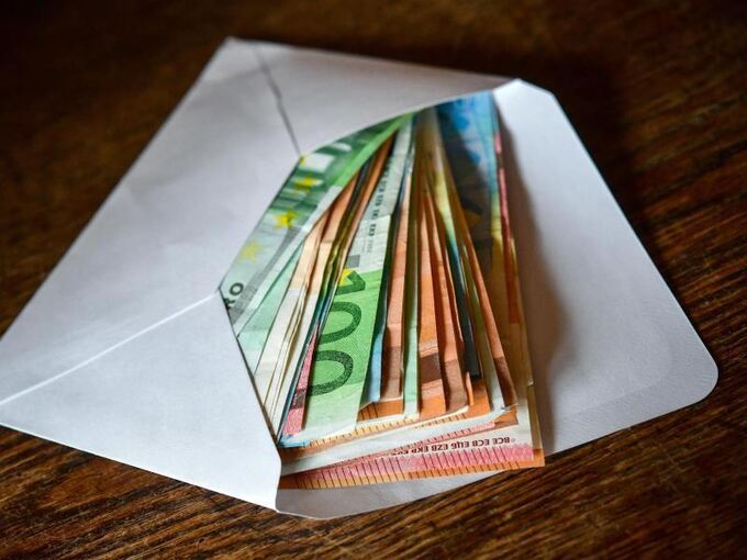 Ein Briefumschlag mit Eurobanknoten