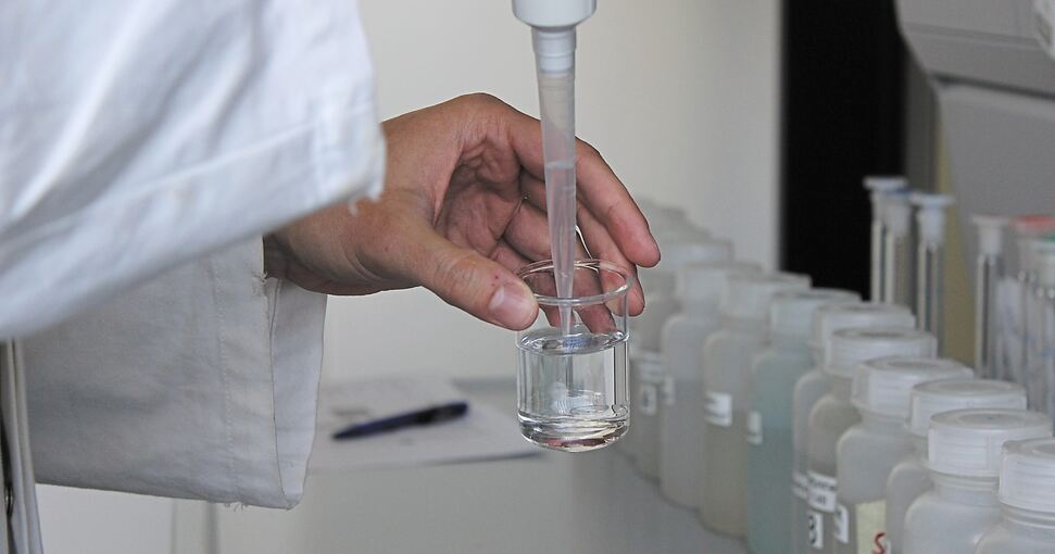 Bei Schweitzer-Chemie in Freiberg werden 5000 Wasserproben im Jahr untersucht. Dabei geht es um Wasserwerte, wie pH-Wert, Gesamthärte, Säurekapazität, Karbonathärte, Kationen wie Eisen, Kuper, Zink und Aluminium. Und nicht zuletzt um Bakterien und Vi