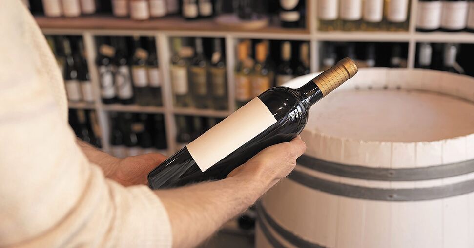 Was wird künftig auf den Etiketten der Weinflaschen stehen? Das neue Weingesetz bevorzugt das romanische Modell. Foto: adobe stock/Lea