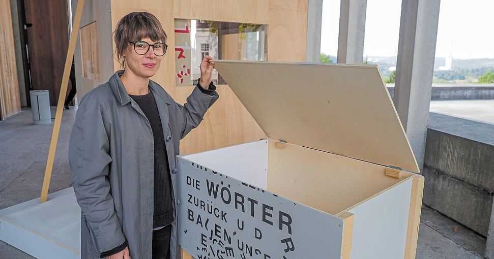 Wartet auf Kundschaft: Andrea Maurer an ihrer Box. Foto: Holm Wolschendorf