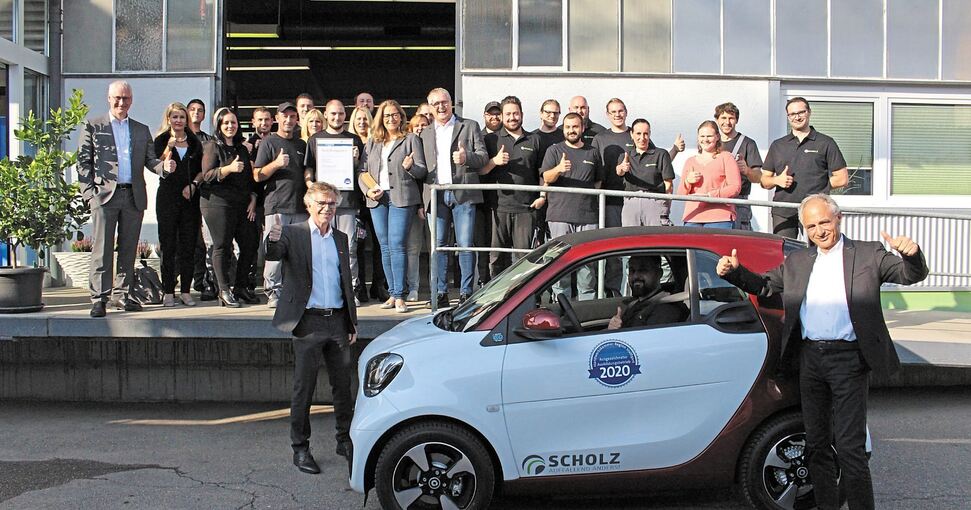 Große Freude in Freiberg: Die Scholz-Azubis dürfen jetzt ein Jahr den weiß-roten E-Smart fahren. Foto: Scholz