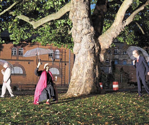 Performance unter dem Kastanienbaum. Foto: Andreas Becker