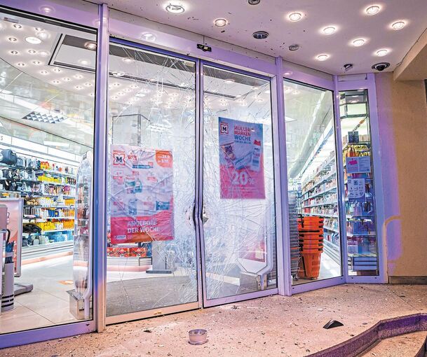 Die zerstörte Tür an dem Drogeriemarkt.Foto: Karsten Schmalz/KS Images