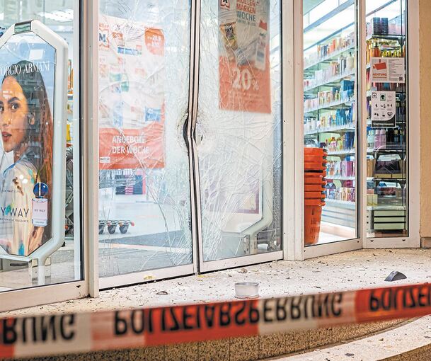 Die zerstörte Glastür des Einkaufsmarktes.Foto: Karsten Schma/KS-Imagesz