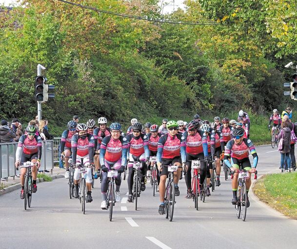 Mit vielen Auflagen und weniger Fahrern fand die 14. Auflage des Lila Logistic Charity Bike Cups in diesem Jahr statt. Auch Promis radelten wieder mit.Fotos: Holm Wolschendorf