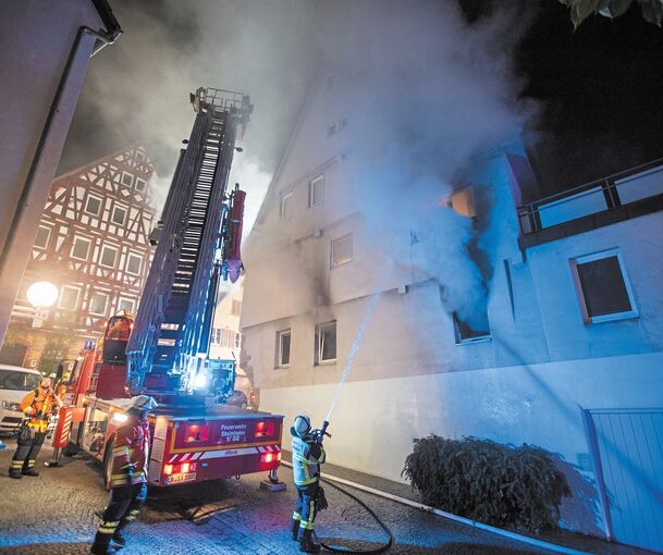 Einen von drei selbstgebastelten Brandsätzen hat der Täter in dieses Wohnhaus in der Marbacher Altstadt geworfen. Foto: Simon Adomat/VMD-Images/dpa