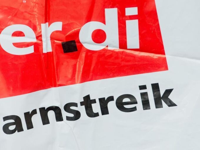 Streikweste mit der Aufschrift "Warnstreik" und dem Verdi-Logo