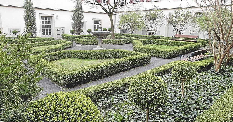 Ein stilvoller Garten gehört bei den betreuten Wohnungen im Oberstenfelder Stiftsgebäude dazu. Archivfoto: Alfred Drossel