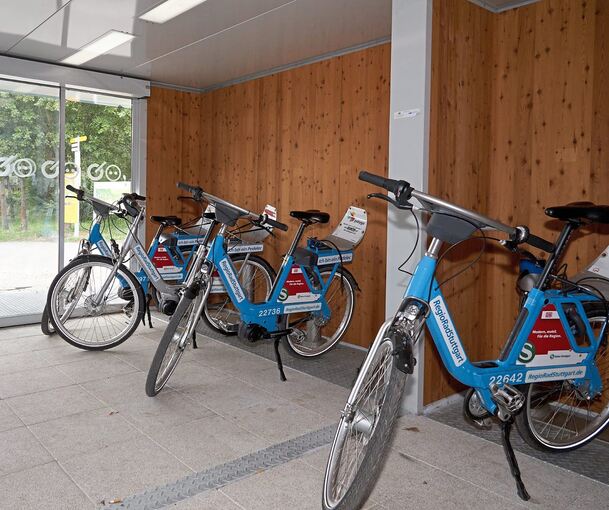 Vier blaue Fahrräder stehen in einer Pedelecstation an der Endhaltestelle der Stadtbahn in Remseck-Neckargröningen.