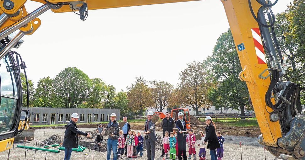 Spatenstich mit dem Ersten Bürgermeister Konrad Seigfried (Mitte), den Kindern von St. Paulus und ihrem Kita-Leiter Mike Weiß (hinten) sowie Vertretern der Stadtverwaltung, der katholischen Kirche und des Bauunternehmens Amos aus Brackenheim, das die