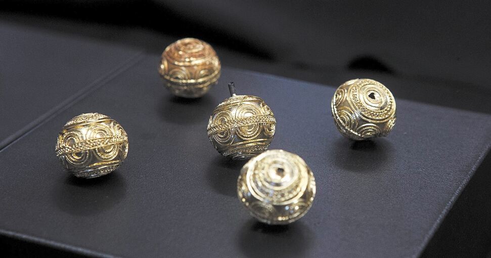•Diese Goldperlen wurden im ersten Grab von der Heuneburg gefunden. Sie wurden ab 2011 in Ludwigsburg freigelegt. Archivfoto: Holm Wolschendorf